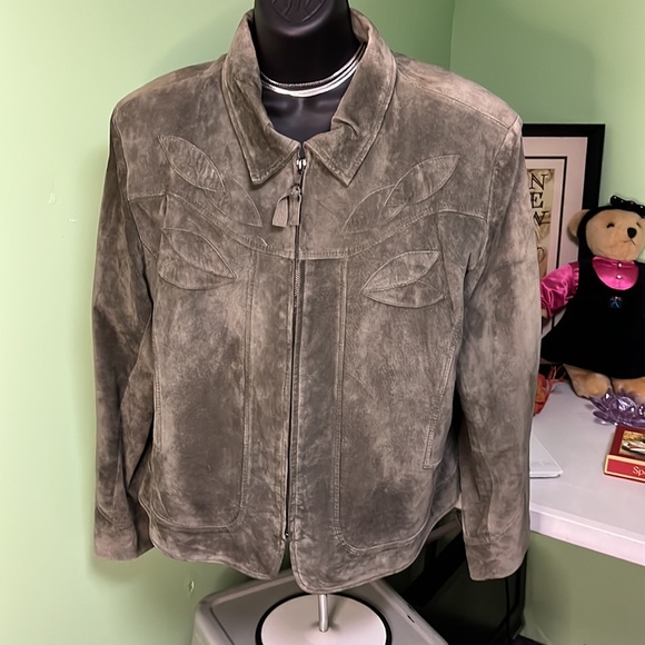 Nancy Bolen Woman’s Suede Jacket and Skirt Set - Picture 9 of 9